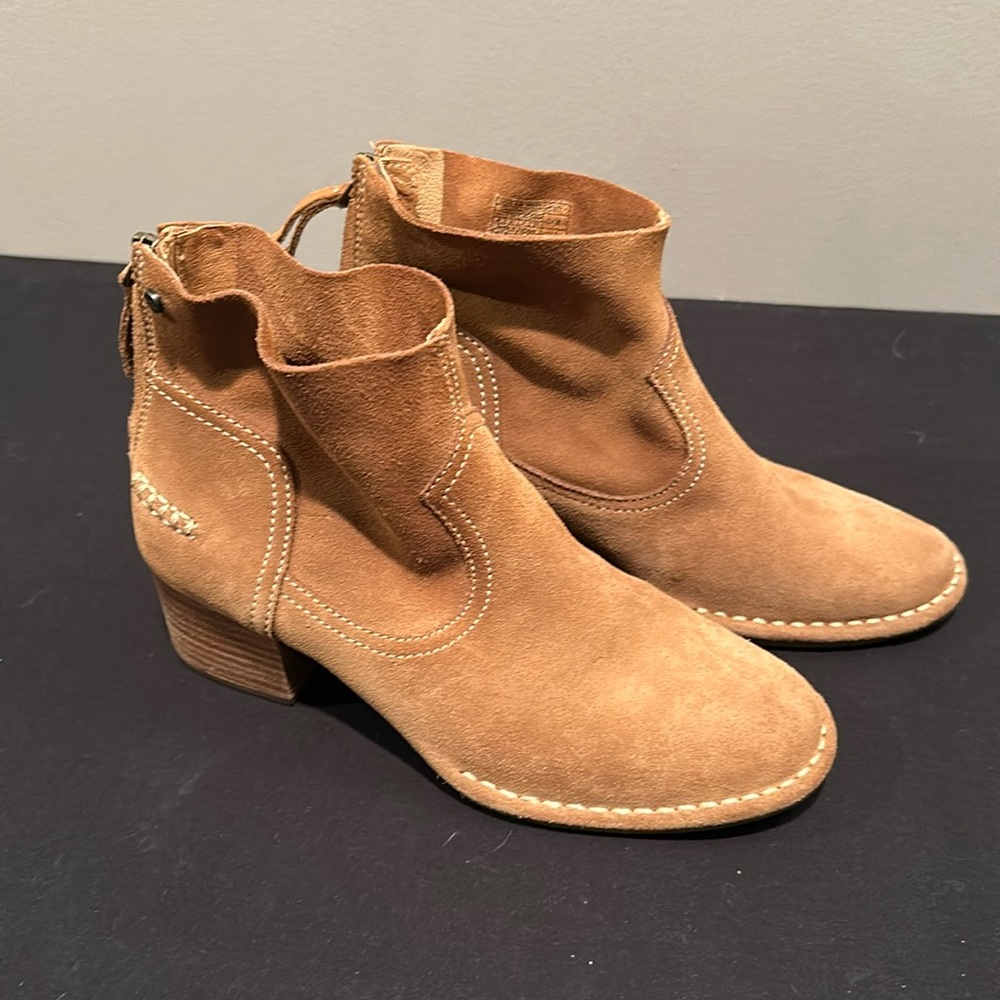 Ugg Bandaranaike suede ankle size 6 boots